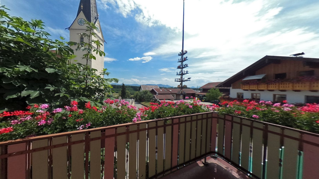 Aussicht vom Balkon Richtung Berge